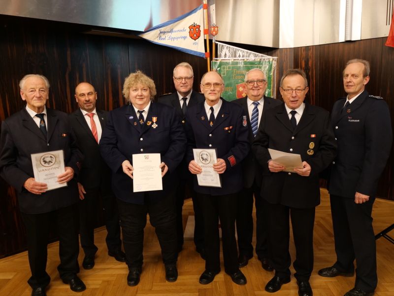 Wilhelm Bauerochse (links), Georg Kleine-Büning (4. von rechts) und Hubertus Strümper (2. von rechts) sind seit 50 Jahren Mitglied der Feuerwehr, Elvira Ritter-Cramer ist es seit 35 Jahren. Bürgermeister Andreas Bee (2. von links), Kreisbrandinspektor Elmar Keuter (4. von links) sowie stellvertretender Landrat Vinzenz Heggen (3. von rechts) und Wehrleiter Michael Heck (rechts) nahmen die Ehrungen vor.